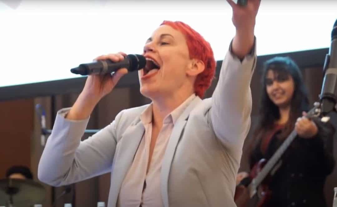 Poli­ti­scher Vor­trag über Jugend­li­che, Bil­dung, Poli­tik und Wirt­schaft